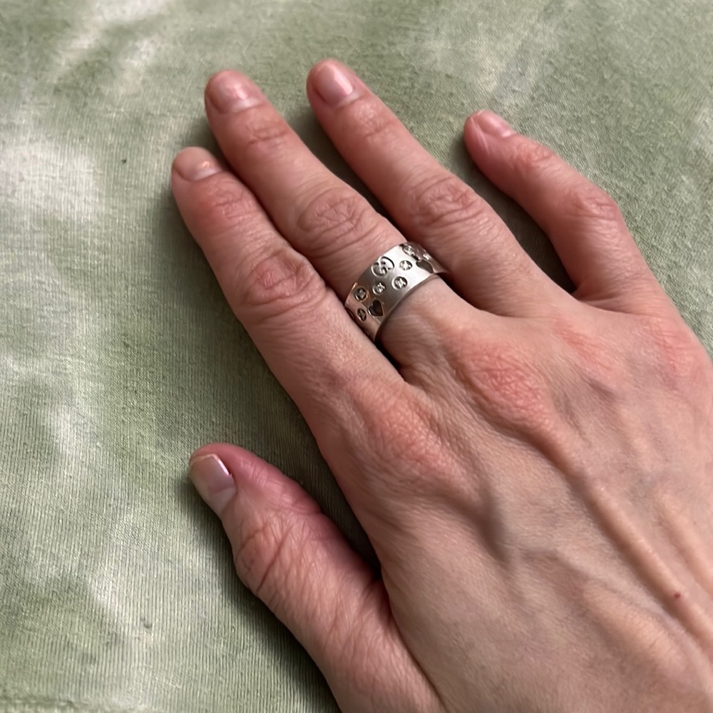 Gucci 14k white gold diamond band w/logo, heart cutouts (Size 7)